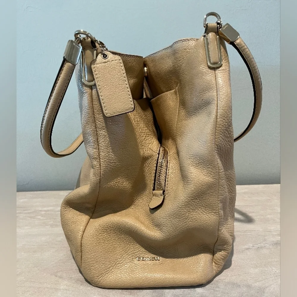 Coach Pebbled Tan Leather Madison Phoebe 3 Compartment Bag Like New Cond… - Picture 3 of 16